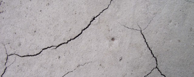 楼顶裂缝怎么办(房屋楼顶开裂缝怎么办)