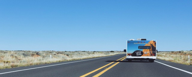 国内道路靠右行驶的原因(中国有没有靠左行驶的道路)