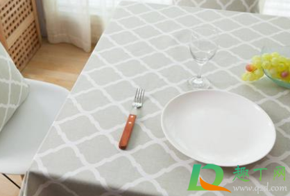 桌布沾上油了怎么清洗(桌布沾上油怎么办)