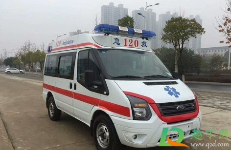 三轮车撞救护车到底谁的责任(救护车闯红灯撞三轮车致1死谁的责任)