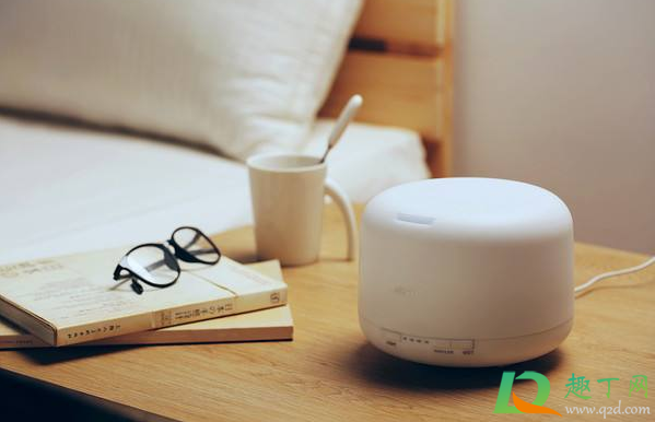 加湿器放地上好还是桌子上(加湿器放在地上好吗) 加湿器放地上好还是桌子上(加湿器放在地上好吗)