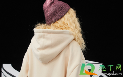 卫衣的帽子怎么撑起来(怎么让卫衣的帽子变挺)