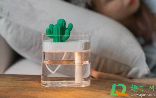 加湿器要对着自己吗(加湿器可以对着眼睛吹嘛)