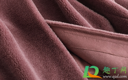 羊剪绒大衣怎么洗在家里(羊剪绒大衣自己怎么洗)