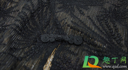 真丝衣服的汗渍黄斑怎么洗掉(真丝衣服上的汗斑怎么洗掉)