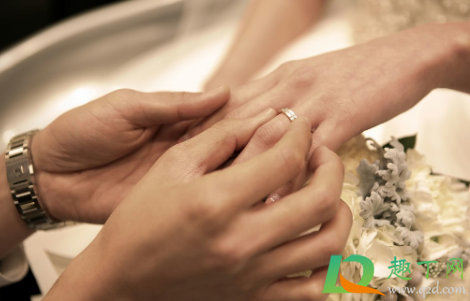 婚礼通知朋友圈怎么写搞笑那种(婚礼通知朋友圈怎么写简单明了)