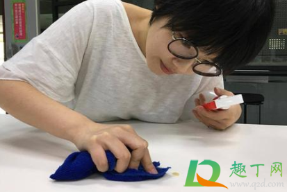 白色办公桌脏了用什么擦(白色办公桌怎么擦干净)