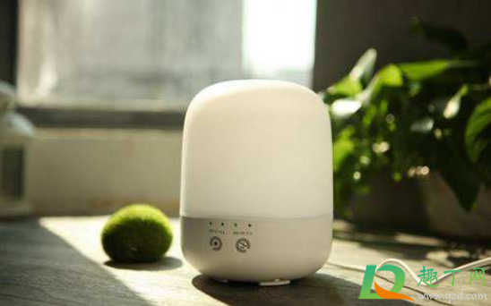 加湿器放地上好还是桌子上(加湿器放在地上好吗)
