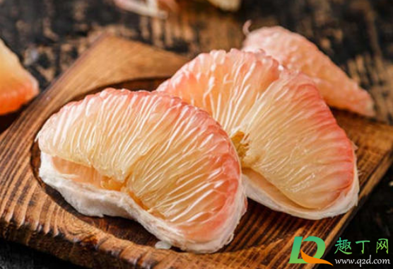 柚子剥开中间有红棕色胶状物还能不能吃(柚子里面有红色胶状物)