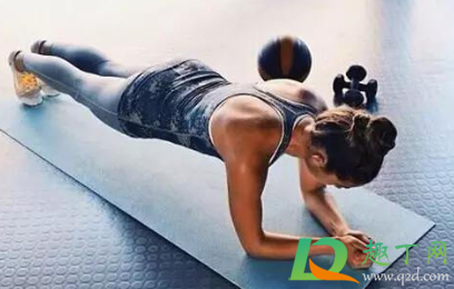 做一个月平板支撑可以减多少(平板支撑一个星期能瘦多少)