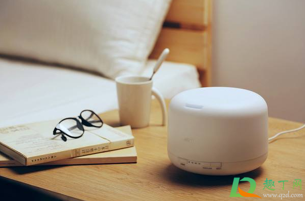 加湿器的水可以直接给鱼缸换吗(鱼缸换水可以加温水吗) 加湿器的水可以直接给鱼缸换吗(鱼缸换水可以加温水吗)