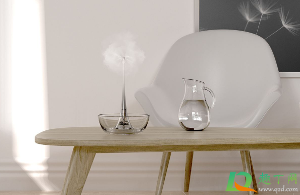 开加湿器为什么地上都是水(为什么加湿器上面全是水)