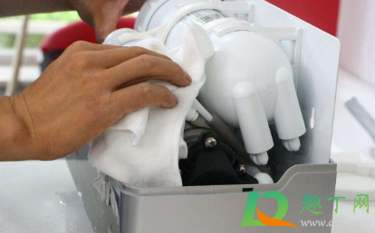 净水器滤芯不脏要换吗(净水器不用更换滤芯的好吗?)