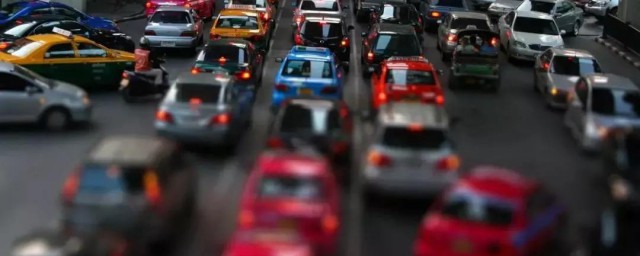 两种堵车错误熄火方式介绍(堵车熄火还是不熄火)