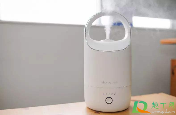 加湿器里面的水没有用完需要倒出来吗(加湿器下面的水是要留着还是扔掉)