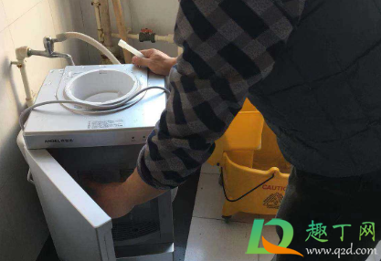 饮水机为什么有黑渣(饮水机里面有渣)