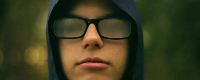 带口罩眼镜怎么做到不起雾？(口罩如何让眼镜不起雾)