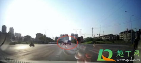 三轮车撞救护车到底谁的责任(救护车闯红灯撞三轮车致1死谁的责任) 三轮车撞救护车到底谁的责任(救护车闯红灯撞三轮车致1死谁的责任)