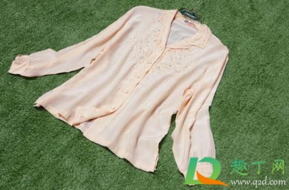 新买的桑蚕丝衣服深色的要用盐水泡吗(新蚕丝衣服能用盐水洗吗)