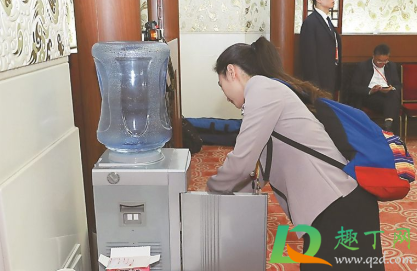 饮水机出来的水脏怎么办(饮水机放出来的水很脏)