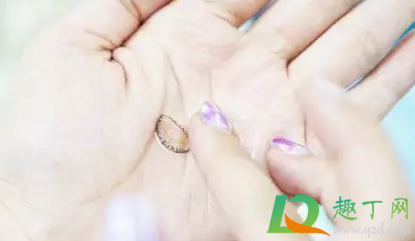 隐形眼镜可以放在盐水里吗(戴隐形眼镜可以滴盐水吗) 隐形眼镜可以放在盐水里吗(戴隐形眼镜可以滴盐水吗)