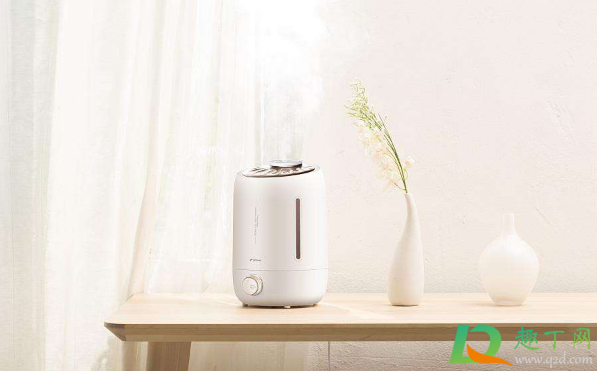 加湿器里面的水没有用完需要倒出来吗(加湿器下面的水是要留着还是扔掉)