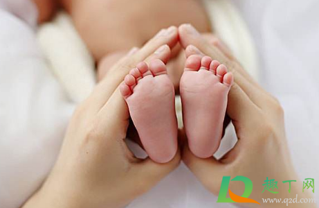 宝宝4个月不理妈妈怎么回事(四个月宝宝突然不理妈妈)