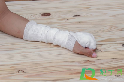 被热水烫红多久会起泡(被热水烫了多久起水泡)