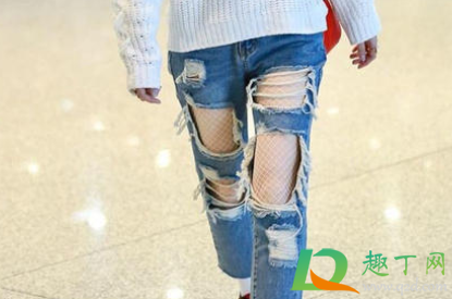 冬天破洞裤怎么搭配(破洞牛仔裤冬季怎么穿)