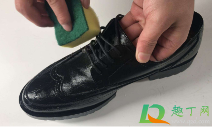 白皮鞋有锈印怎么办(皮鞋有白色印子怎么办)