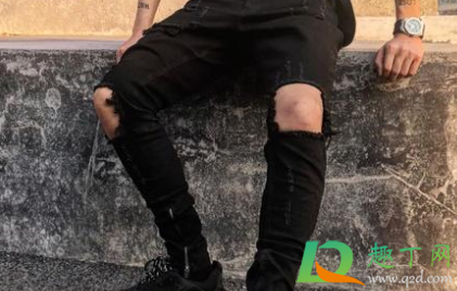 冬天破洞裤怎么搭配(破洞牛仔裤冬季怎么穿)