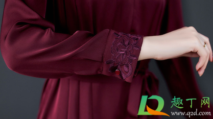 真丝衣服的汗渍黄斑怎么洗掉(真丝衣服上的汗斑怎么洗掉)