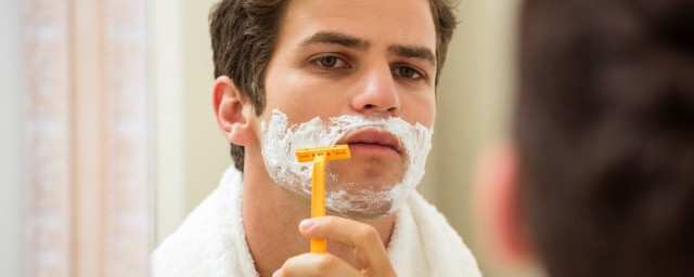 刮胡子也是有技巧的(刮胡子有几种方法)