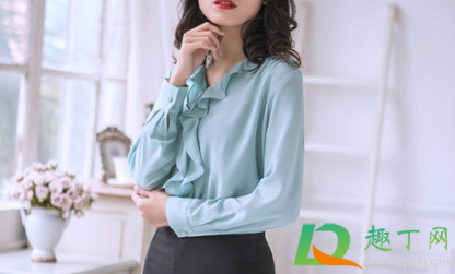 新买的桑蚕丝衣服深色的要用盐水泡吗(新蚕丝衣服能用盐水洗吗) 新买的桑蚕丝衣服深色的要用盐水泡吗(新蚕丝衣服能用盐水洗吗)