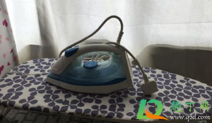 电熨斗底部漏水还能继续用吗(电熨斗下面漏水是坏了吗)