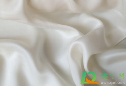 新买的桑蚕丝衣服深色的要用盐水泡吗(新蚕丝衣服能用盐水洗吗) 新买的桑蚕丝衣服深色的要用盐水泡吗(新蚕丝衣服能用盐水洗吗)