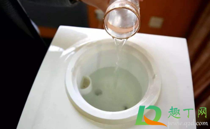 饮水机为什么有黑渣(饮水机里面有渣)