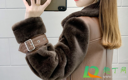 羊剪绒大衣怎么洗在家里(羊剪绒大衣自己怎么洗)