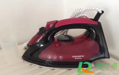 电熨斗底部漏水还能继续用吗(电熨斗下面漏水是坏了吗)