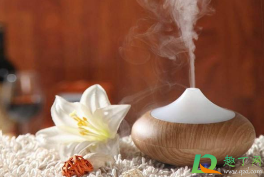 加湿器可以放在人旁边吗(加湿器可以对着人吹吗)