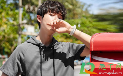 卫衣的帽子怎么撑起来(怎么让卫衣的帽子变挺)