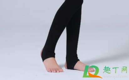 踩脚袜袜子包外面还是里面(踩跟袜需要把袜子穿在哪里)