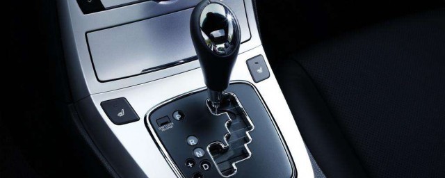 挂p档踩油门对车子有伤害吗(挂p档一不小心踩了油门有损害么)