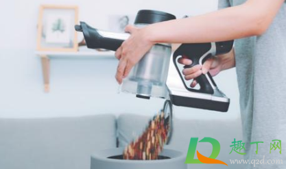 吸尘器工作时出热风正常吗(吸尘器后面出风很热)