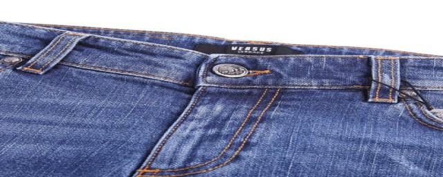 深蓝色牛仔裤配什么衣服(深蓝色牛仔裤配什么衣服男)