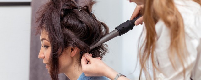 如何拉直对头发伤害最小(头发拉直怎么才能不伤头发)