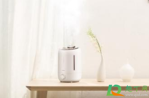 开加湿器为什么地上都是水(为什么加湿器上面全是水)