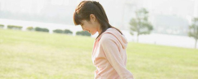 女生怎么走路有气质(女生怎么走路好看有气质有气场)