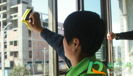 百洁布擦玻璃会有划痕吗(百洁布划伤玻璃)