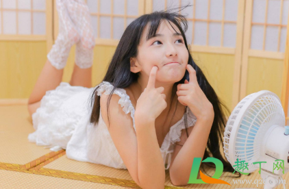 大胸适合无肩带么(胸大不适合穿背带)